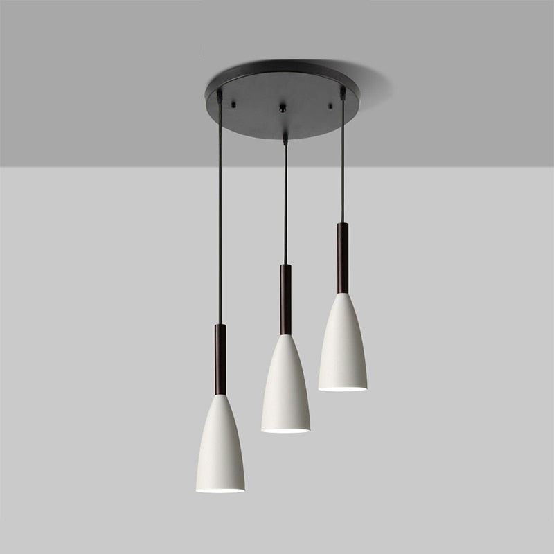Moderne dreiflammige Pendelleuchte, schwarz-weiß, minimalistisch, für Esszimmer oder Küche.