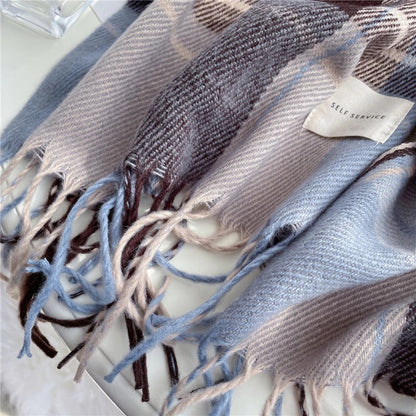 Kariertes Wollschal in Blau und Beige, weiches Material, modisches Accessoire für Herbst/Winter.