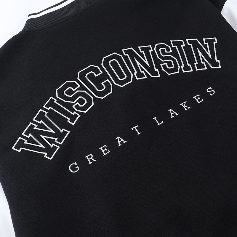 Schwarze Collegejacke mit "Wisconsin Great Lakes" Schriftzug, sportlich, Unisex, Baumwolle.