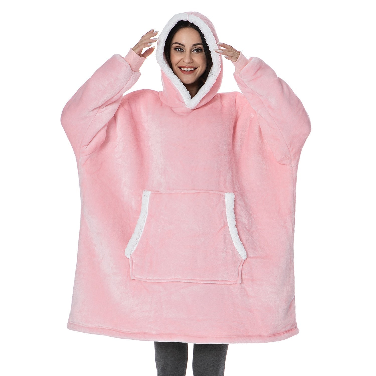 Frau in rosa Oversize-Kapuzenpullover, flauschig, gemütlich, mit Kängurutasche.