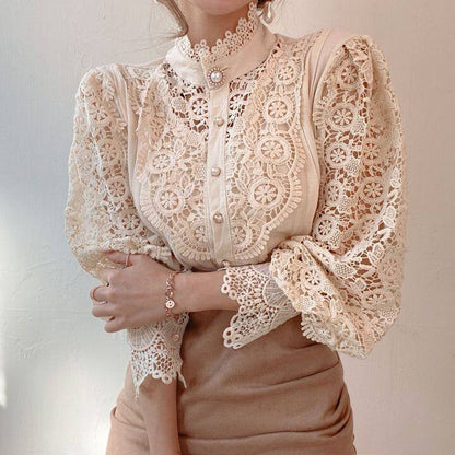 Damenbluse aus Spitze, cremefarben, mit Puffärmeln und Perlenknöpfen, elegant, vintage.