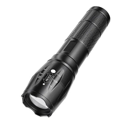 Schwarze LED-Taschenlampe, robustes Design, Zoom-Funktion, ideal für Outdoor-Aktivitäten.