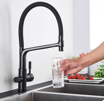 Schwarzer Küchenarmatur Wasserhahn, Edelstahl, modernes Design, Wasser fließt in Glas.