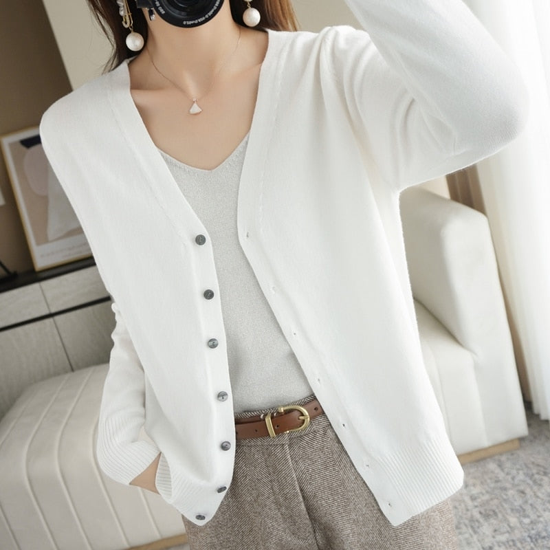 Weiße Damenstrickjacke mit Knöpfen, elegantes Design, weiches Material, modische Damenmode.