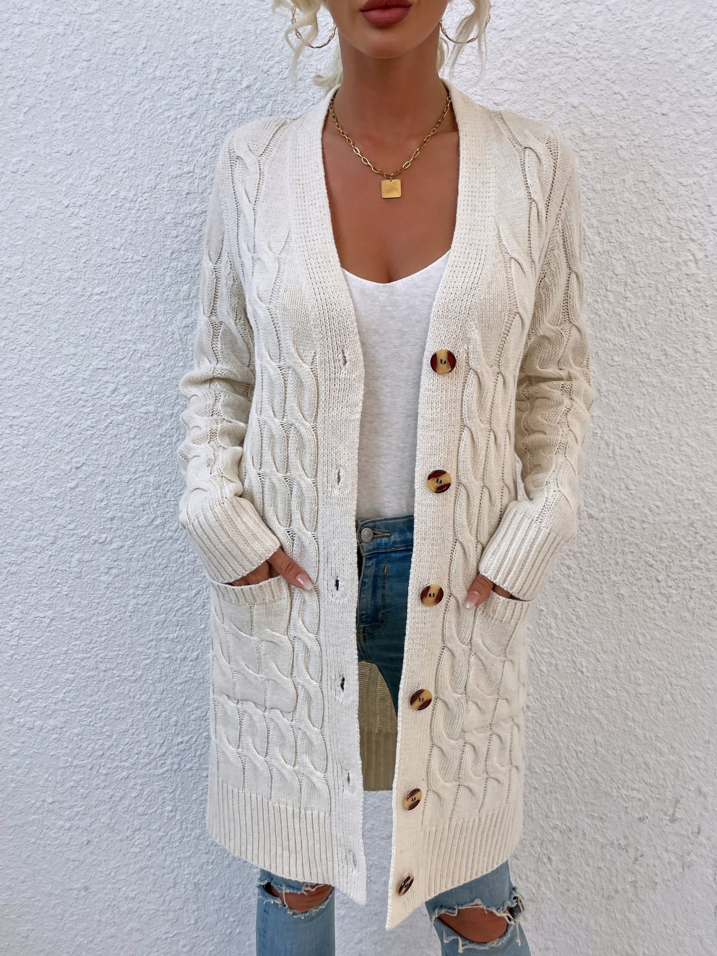 Damen Strickjacke beige, Zopfmuster, Knöpfe, Taschen, lässig, modisch, Herbstmode.