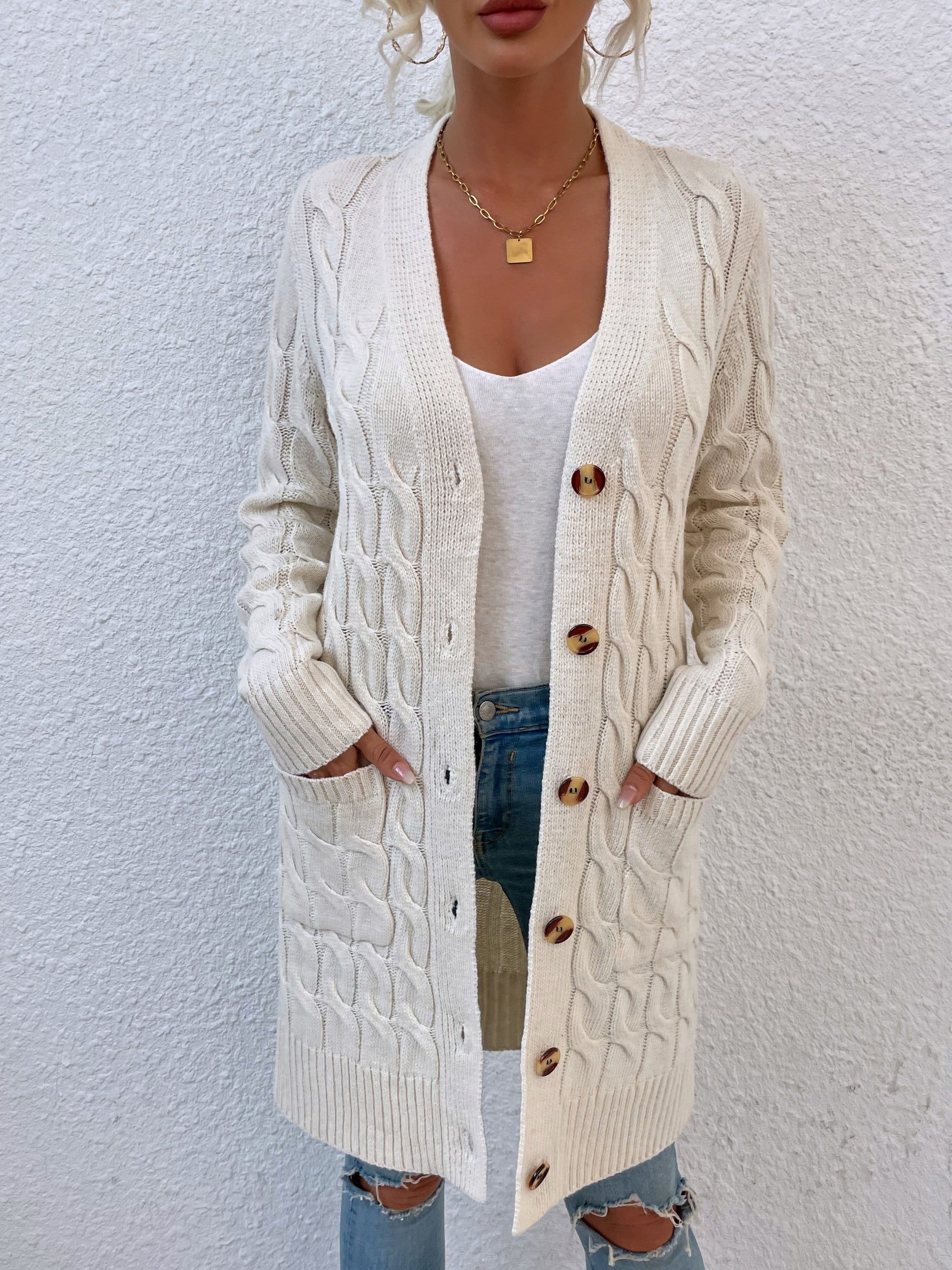 Damen Strickjacke beige, Zopfmuster, Knöpfe, Taschen, lässig, modisch, Herbstmode.