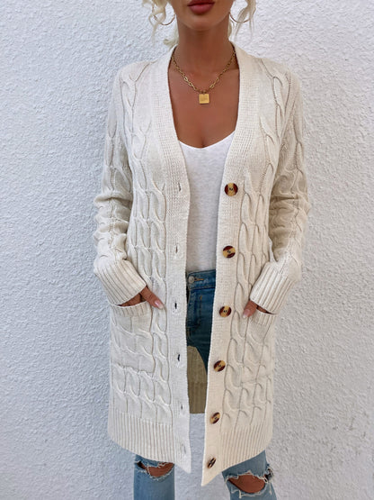Damen Strickjacke beige, Zopfmuster, Knöpfe, Taschen, lässig, modisch, Herbstmode.