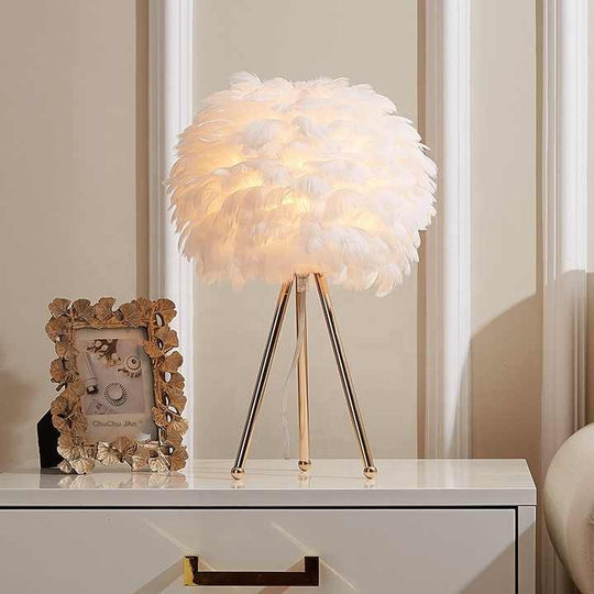Dimbar bordslampa med lyxiga fjädrar – Pluma
