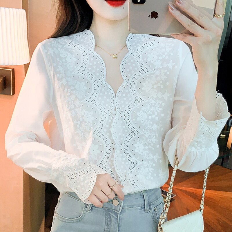 Frau in weißer Spitzenbluse, Blumenmuster, Selfie, modisch, elegant, Damenmode.