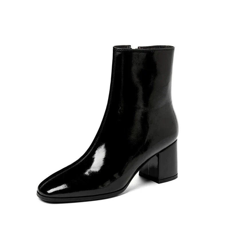 Schwarze Damenstiefelette aus Lackleder mit Blockabsatz, elegant und modern.
