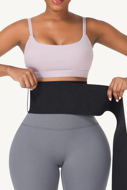 Frau mit schwarzem Taillenstützgürtel, Sport-BH und Leggings, Fitness, Körperformung.