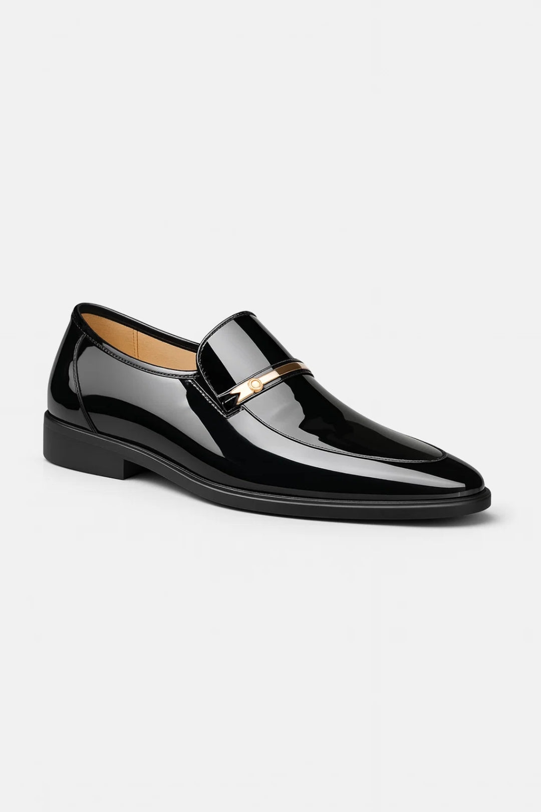 Svart blank loafer med guldfärgad metalldetalj över vristen, sedd snett framifrån mot vit bakgrund 1