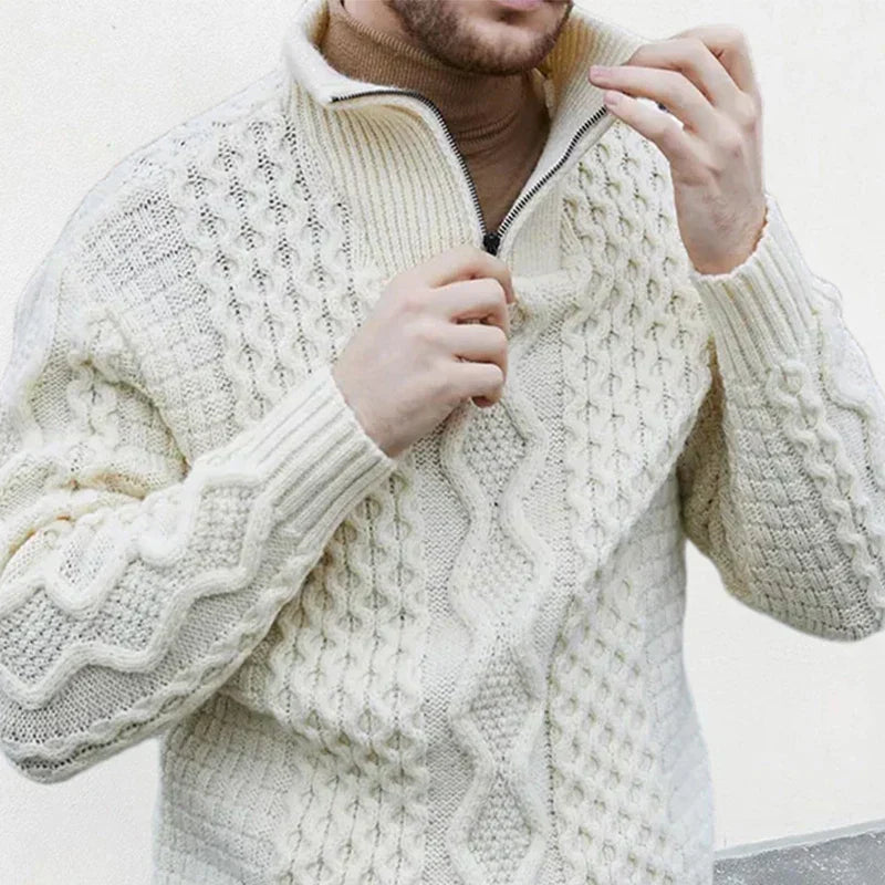 Weißer Herren-Strickpullover mit hohem Kragen, Zopfmuster, langärmelig, Wintermode 2023.
