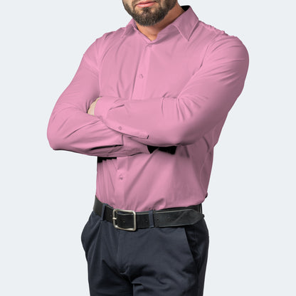 Man i rosa skjorta med korsade armar, kombinerad med mörka byxor och svart skärp 8