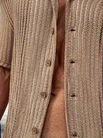 Beiges Herrenhemd aus Strick, kurzärmelig, mit Knopfleiste, ideal für Sommermode.