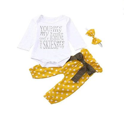 Babyoutfit med text och volangbyxor – Höstunderverkset