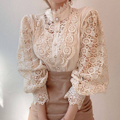 Damenbluse aus Spitze, cremefarben, Vintage-Stil, mit Perlenknöpfen und Puffärmeln.