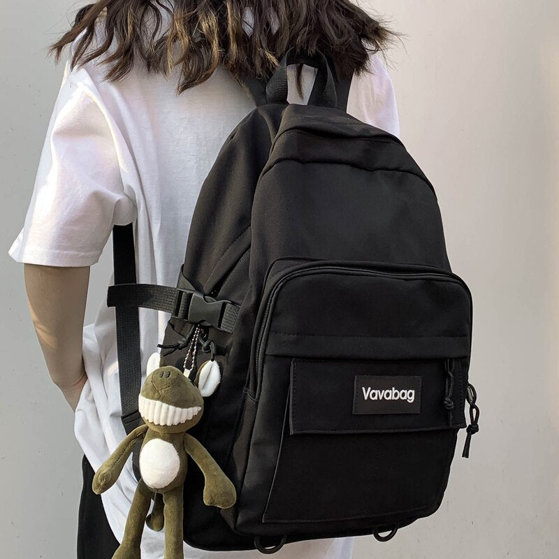 Schwarzer Vavabag Rucksack mit Plüschanhänger, ideal für Schule und Freizeit.