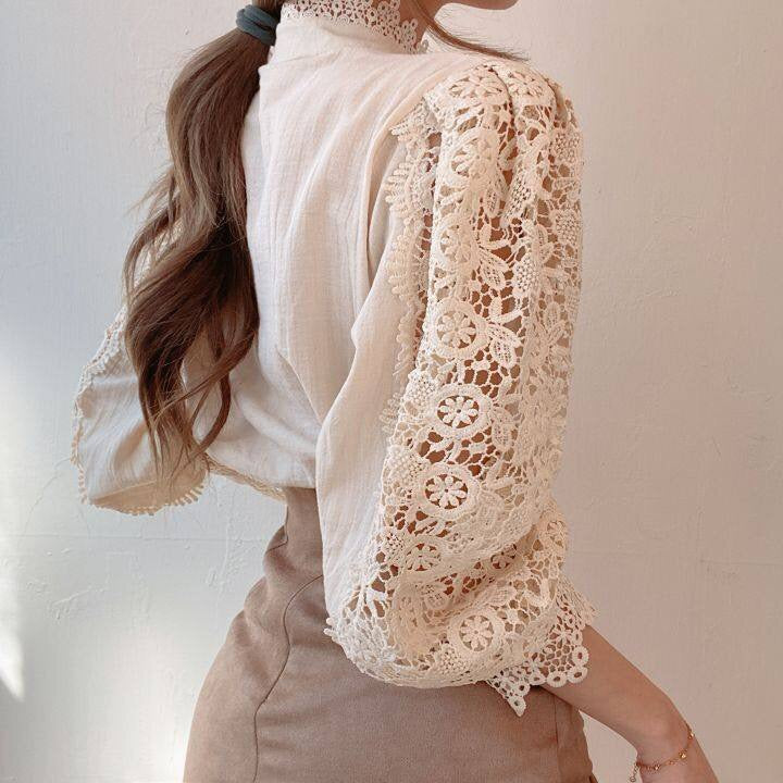 Damenbluse mit Spitzenärmeln, cremefarben, elegant, modisch, aus Baumwolle, für besondere Anlässe.