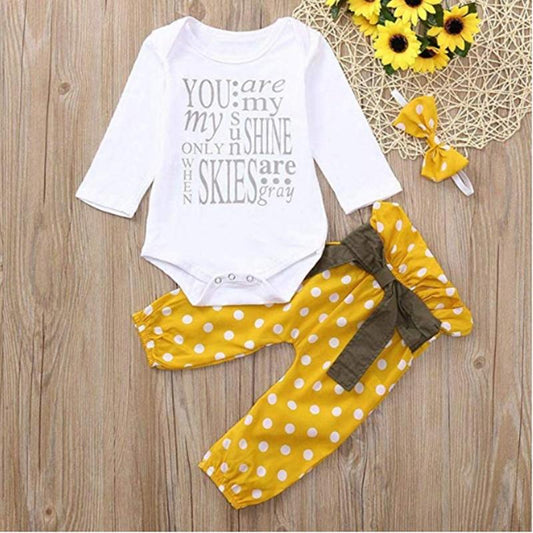 Babyoutfit med text och volangbyxor – Höstunderverkset