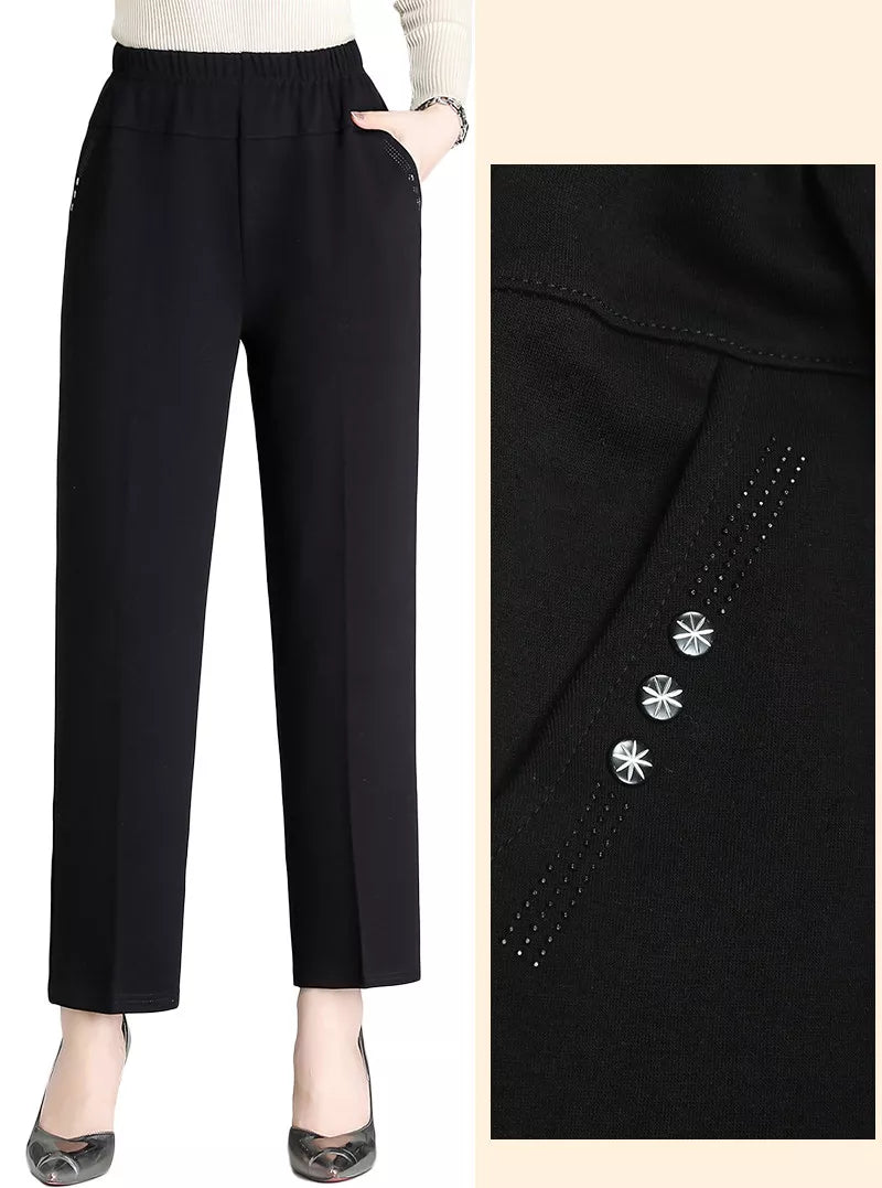 Schwarze Damenhose mit elastischem Bund und dekorativen Sternknöpfen, elegant und bequem.