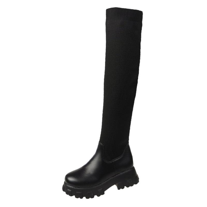 Schwarzer Overknee-Stiefel, Leder, klobige Sohle, Damenmode, Herbst-Winter-Schuhtrend.