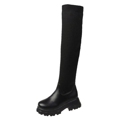 Schwarzer Overknee-Stiefel, Leder, klobige Sohle, Damenmode, Herbst-Winter-Schuhtrend.