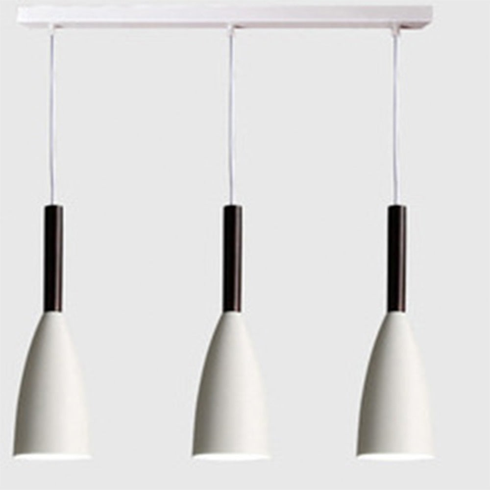 Moderne dreiflammige Pendelleuchte, weiß, minimalistisch, für Esszimmer oder Küche.