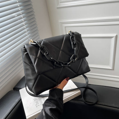 Schwarze gesteppte Handtasche mit Kettengriff, elegantes Design, Damenmode Accessoire.