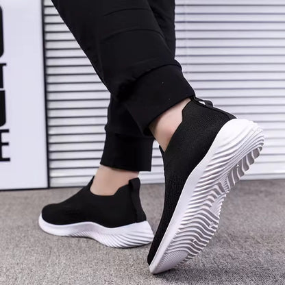 Schwarze Sneaker mit weißer Sohle, atmungsaktiv, rutschfest, für Herren, seitliche Ansicht.