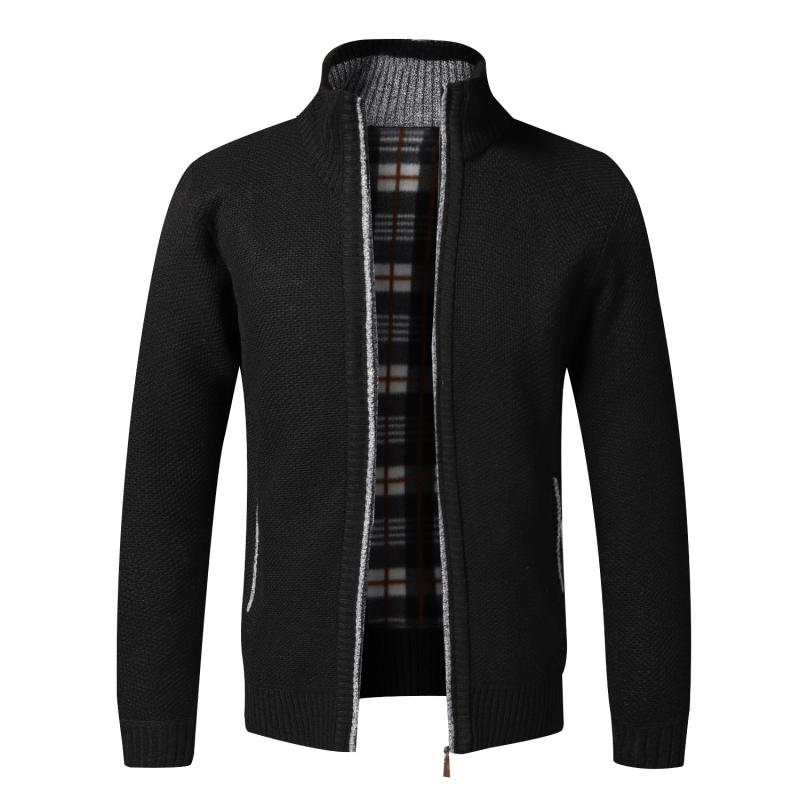 Schwarze Herren-Strickjacke mit Reißverschluss, kariertes Innenfutter, warm, modisch.