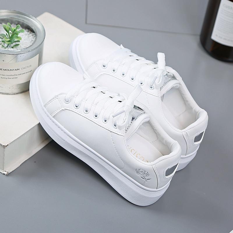 Trendig dam sneakers i konstläder med metallic-accenter – Norell
