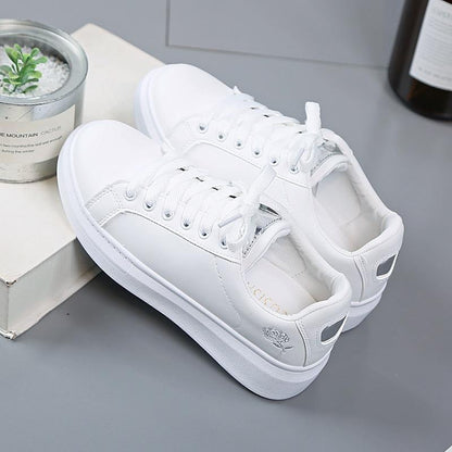 Trendig dam sneakers i konstläder med metallic-accenter – Norell