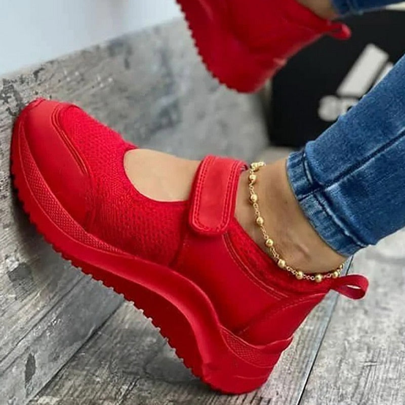 Rote Damen-Sneaker mit Klettverschluss, atmungsaktiv, sportlich, bequem, modisch.
