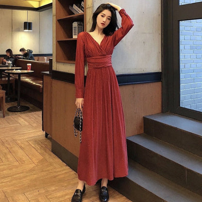 Frau in langem, rotem Abendkleid aus Samt in Café, elegante Mode, Abendgarderobe.