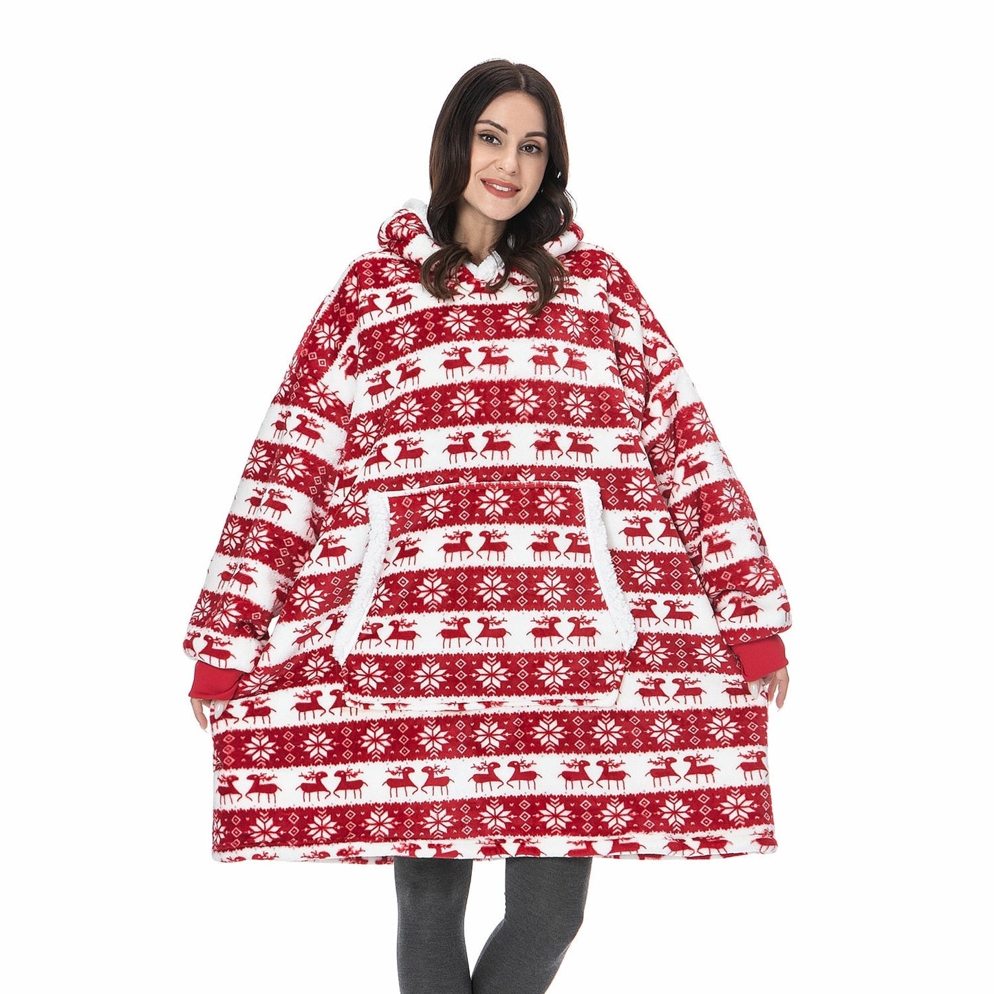 Frau in rotem Weihnachts-Pulloverkleid mit Rentiermuster, Kapuze und Kängurutasche.