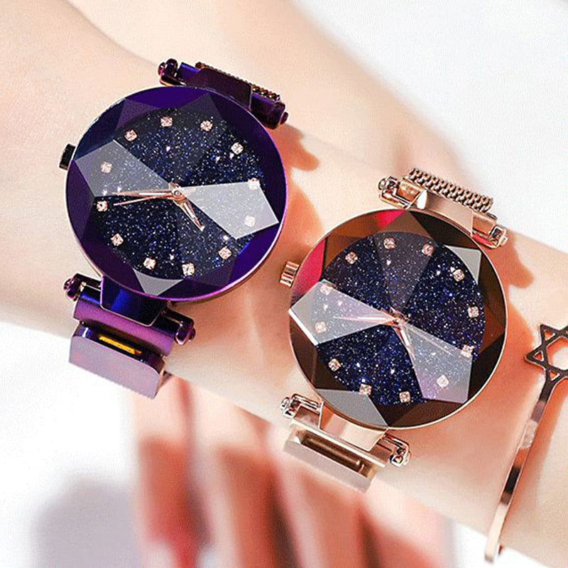 Zwei Damenarmbanduhren mit funkelndem Zifferblatt, lila und roségold, modisches Design.