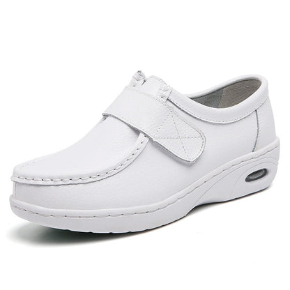 Weiße Damen-Lederslipper, bequem, rutschfest, mit Klettverschluss, ideal für Alltag und Freizeit.