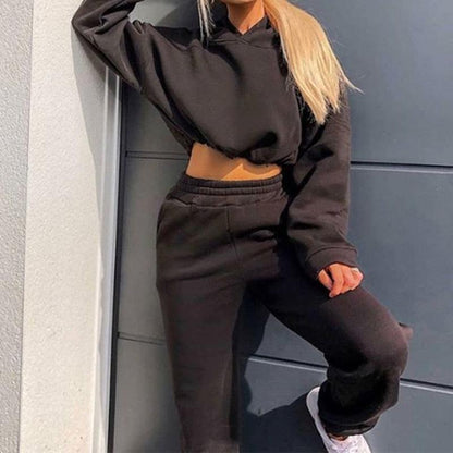 Frau in schwarzem Hoodie und Jogginghose, lässige Sportbekleidung, Streetwear-Outfit.