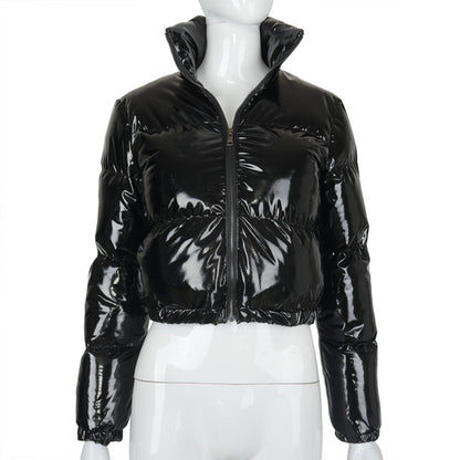 Schwarze glänzende Damen Steppjacke, Reißverschluss, Wintermode, modisch, warm, elegant.