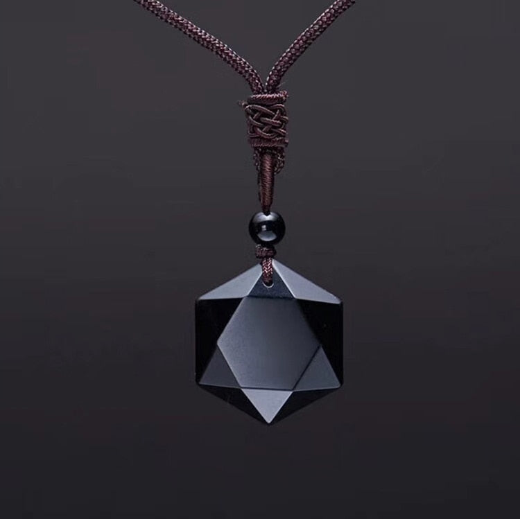 Schwarzer hexagonaler Obsidian-Anhänger an braunem Band, eleganter Schmuck für Damen und Herren.