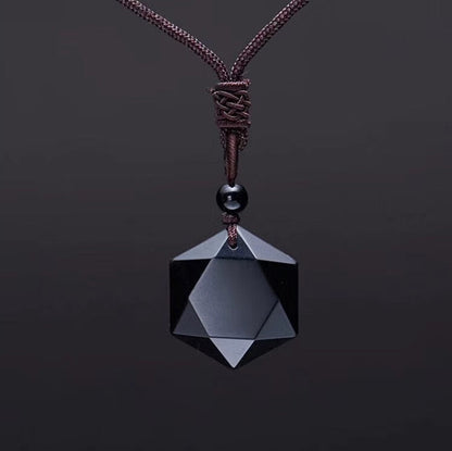 Schwarzer hexagonaler Obsidian-Anhänger an braunem Band, eleganter Schmuck für Damen und Herren.