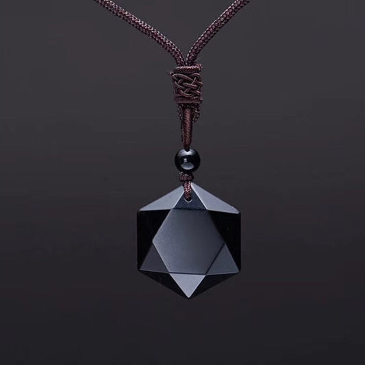Schwarzer hexagonaler Obsidian-Anhänger an braunem Band, eleganter Schmuck für Damen und Herren.