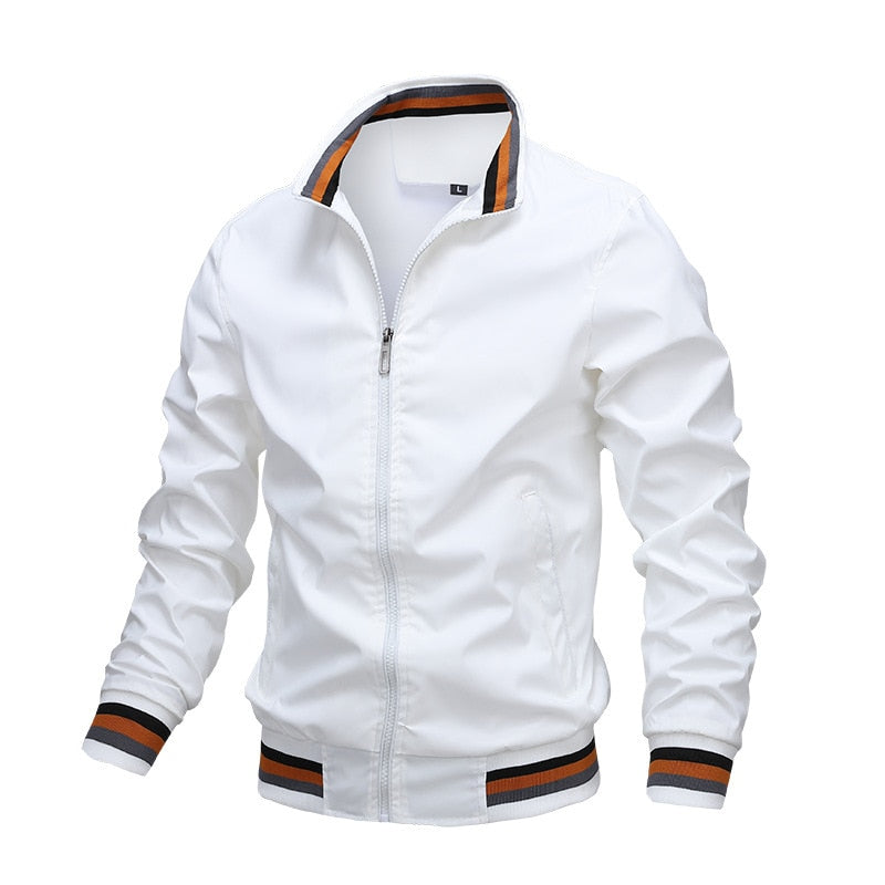 Weiße Herrenjacke mit Reißverschluss, gestreiftem Kragen und Bündchen, modisch und sportlich.