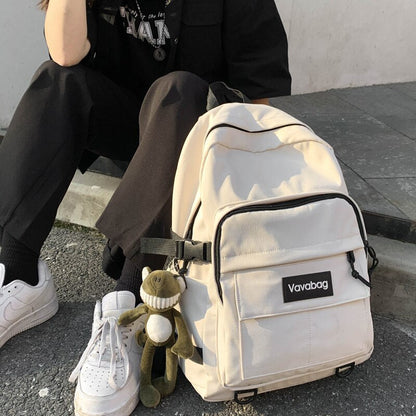 Beiger Rucksack Vavabag mit Plüschanhänger, ideal für Schule oder Reisen, modisch und praktisch.