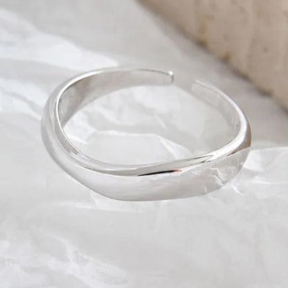 Silberner offener Ring, minimalistisches Design, glänzend, Schmuck für Damen und Herren.