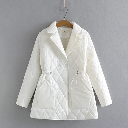 Weiße gesteppte Damenjacke, Wintermantel, elegant, warm, mit Kordelzug, modisch.