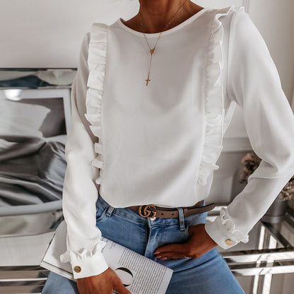 Weiße Rüschenbluse Damen, elegant, langärmelig, kombiniert mit blauer Jeans, modisch, stilvoll.