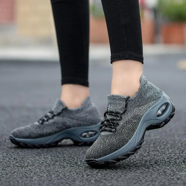 Graue orthopädische Damen-Wanderschuhe, bequem, atmungsaktiv, ideal für Spaziergänge.
