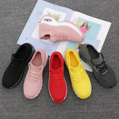 Fünf Paar bunte Damen-Sneaker, orthopädisch, bequem, auf grauem Hintergrund.